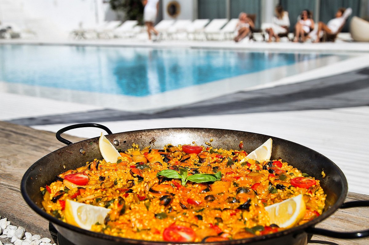 paella-by-the-pool-zherohotelm