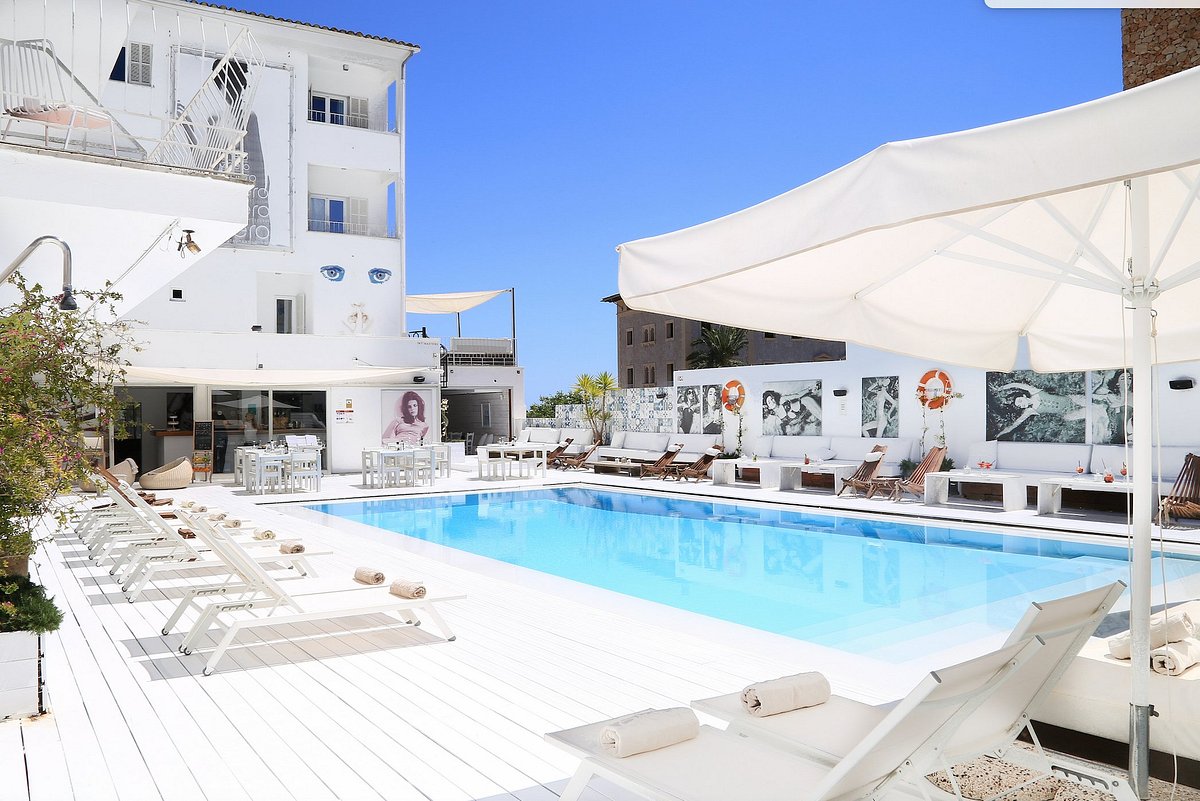 pool-area-at-zherohotelmallorc